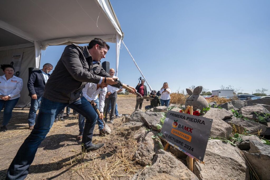 Rodrigo Monsalvo coloca primera piedra del Banco de Alimentos en El Marqués